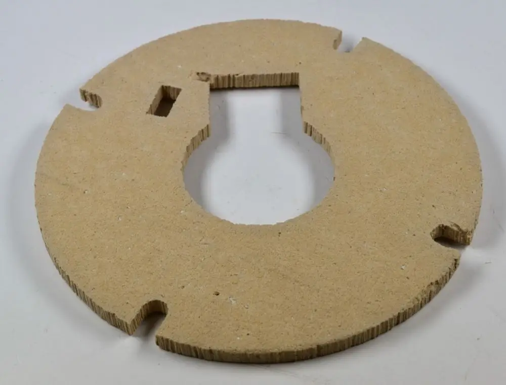 Dichtung aus strapazierfähigem Material mit kreisförmiger Form und Ausschnitten, vermutlich für den Einsatz in einer Brennkammer, mögliches Zubehör von Remko.