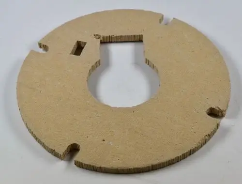 Dichtung aus strapazierfähigem Material mit kreisförmiger Form und Ausschnitten, vermutlich für den Einsatz in einer Brennkammer, mögliches Zubehör von Remko.