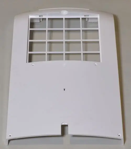 Rückwand in Weiß, mit rechteckigem Gitter und Öffnungen, geeignet für Geräte oder Installationen, hergestellt von Remko.