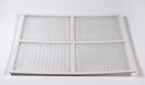 Weißer Luftfilter mit quadratischen Abschnitten und einem Gittermuster, hergestellt von Remko. Der Filter ist für den Einsatz in Belüftungssystemen geeignet.