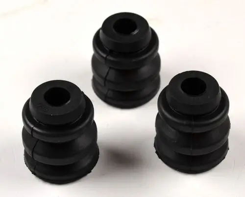 Drei schwarze Gummi-Schwingungsdämpfer von Remko, mit einer gestuften Form und hohlen Zentren, auf weißem Hintergrund.