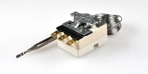 Temperaturregler von Remko mit einem Gehäuse, einer Metallfeder und mehreren Anschlussklemmen. Schaltmechanismus und Sensorelement sind sichtbar.