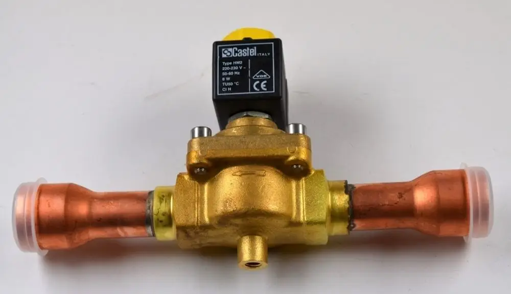 Remko Magnetventil mit goldfarbenem Gehäuse und schwarzem elektrischen Anschluss, ausgestattet mit Kupferanschlüssen an beiden Seiten.