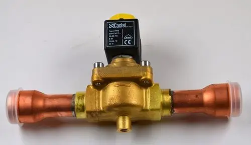 Remko Magnetventil mit goldfarbenem Gehäuse und schwarzem elektrischen Anschluss, ausgestattet mit Kupferanschlüssen an beiden Seiten.