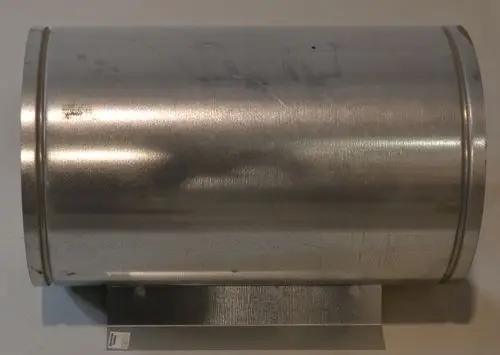 Metallzylinder mit glatter Oberfläche, möglicherweise Teil eines Heizsystems. Produkt von Remko, montiert auf einer flachen Basis.