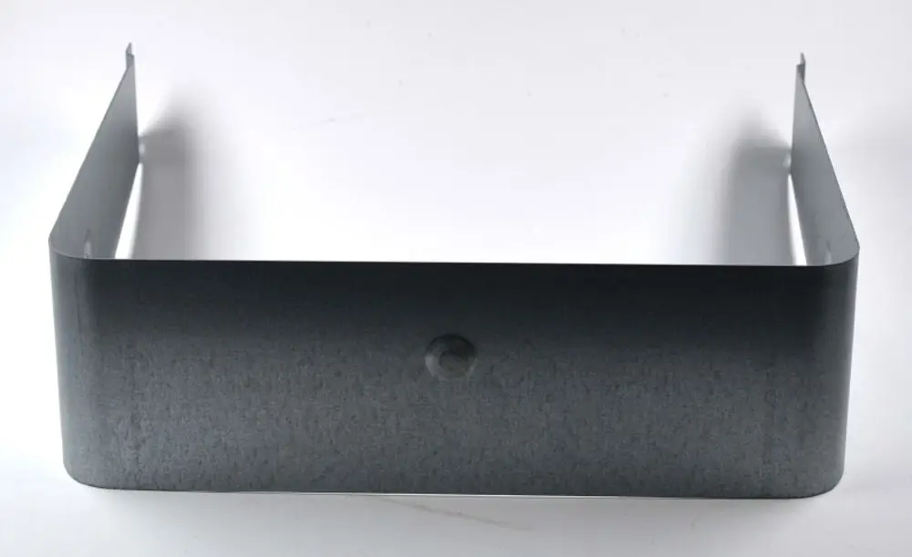 Graue Metallplatte mit abgerundeten Kanten und einer zentrale Befestigung. Produkt von Remko, geeignet für isolierende Anwendungen.