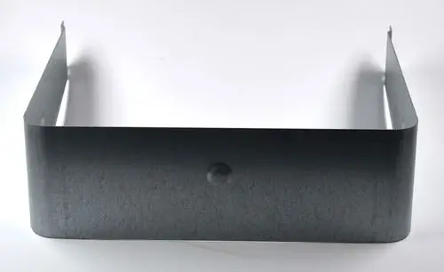 Graue Metallplatte mit abgerundeten Kanten und einer zentrale Befestigung. Produkt von Remko, geeignet für isolierende Anwendungen.