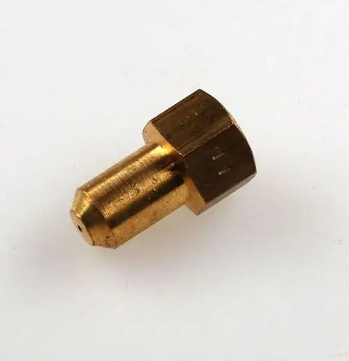 Gasdüse aus Messing, mit hexagonalem Kopf und konischer Spitze, hergestellt von Remko. Eignet sich für Anwendungen in Heizsystemen.