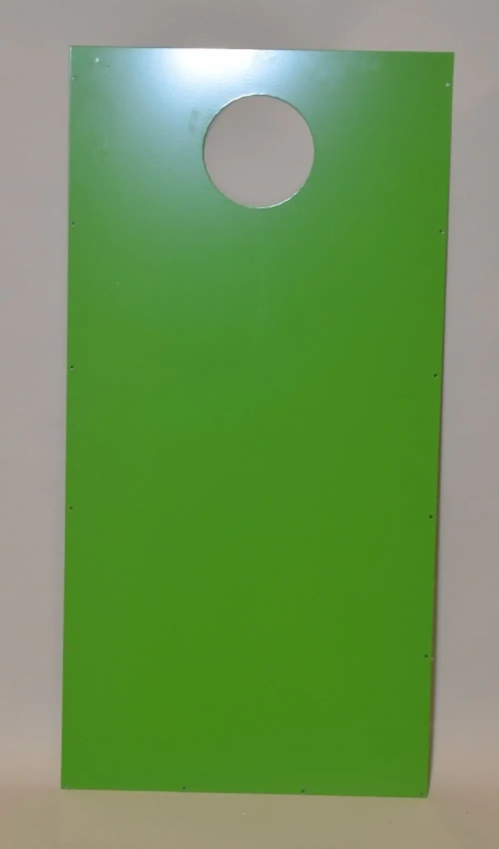 Grüne Rückwand von Remko mit runder Öffnung oben. Keine weiteren Details oder Maße sichtbar. Ideal für verschiedene Anwendungen oder als Teil eines Systems.