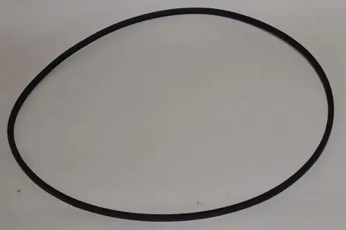 Remko Keilriemen in einer runden Form, aus schwarzem Material, liegend auf hellem Hintergrund.