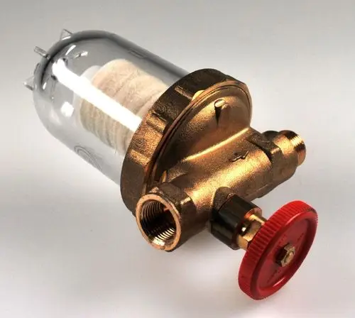 Ölfilter von Remko mit transparentem Gehäuse, metallischem Anschluss und rotem Drehrad zur Regelung. Ideal für die Filterung von Öl in Heizsystemen.