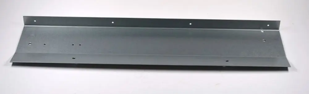 Metallene Stütze von Remko, flach und rechteckig, mit mehreren Löchern zur Montage. Ideal für Anwendungen in der Bau- oder Heizungsinstallation.