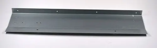 Metallene Stütze von Remko, flach und rechteckig, mit mehreren Löchern zur Montage. Ideal für Anwendungen in der Bau- oder Heizungsinstallation.