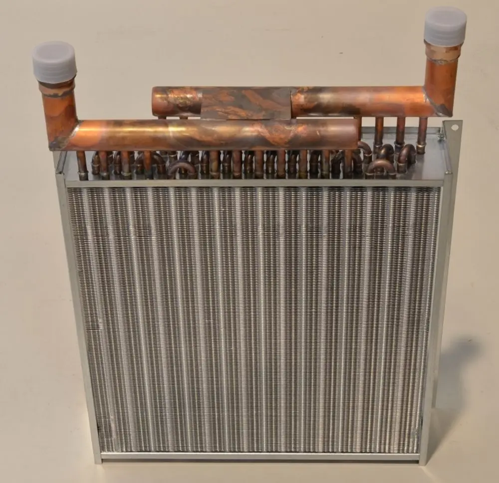 Wärmetauscher mit Kupferrohren und Aluminiumlamellen, gefertigt von Remko, zur Wärmeaustauschung in Heizsystemen.