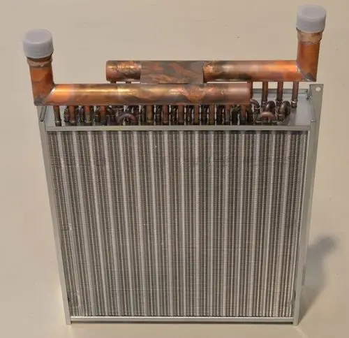 Wärmetauscher mit Kupferrohren und Aluminiumlamellen, gefertigt von Remko, zur Wärmeaustauschung in Heizsystemen.