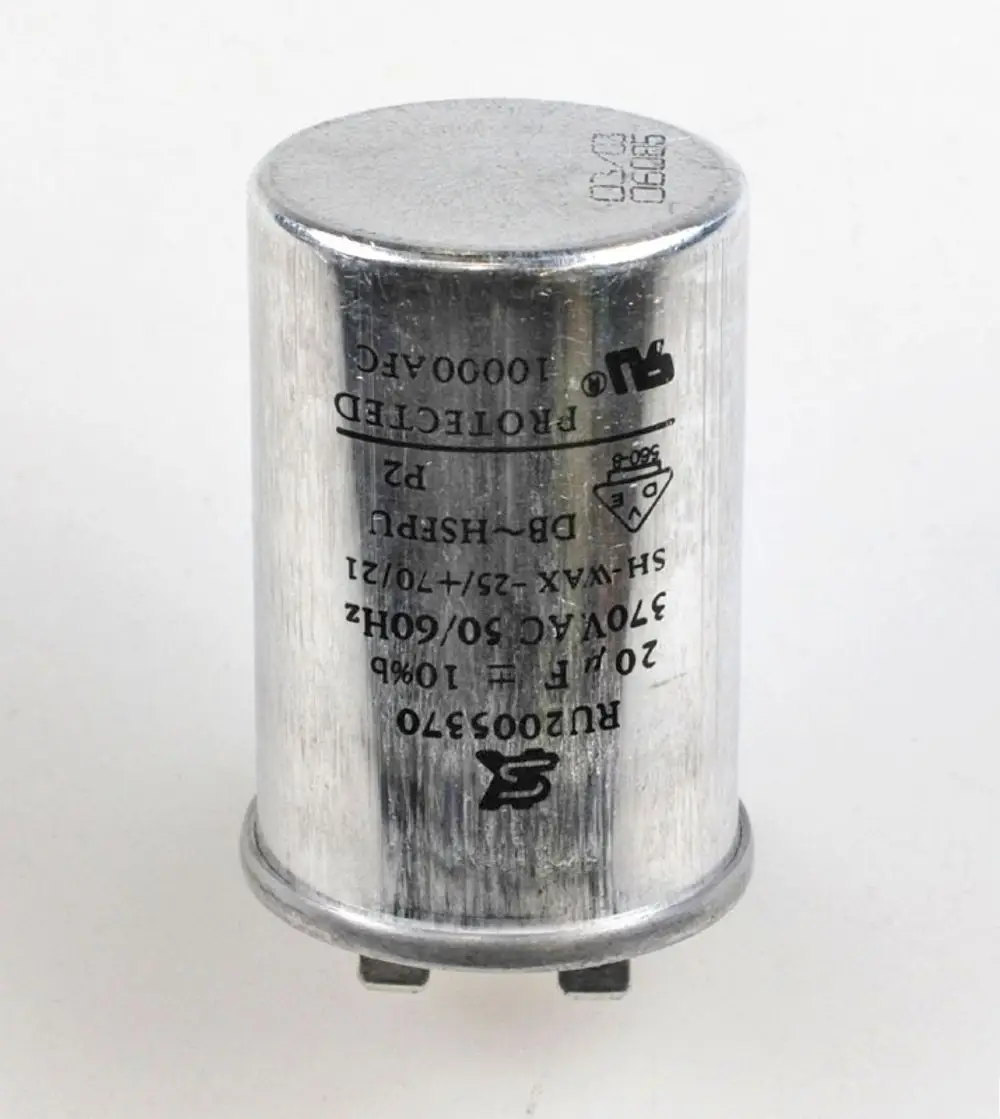 Aluminium-Kondensator mit zwei Anschlussfüßen, markiert mit der Aufschrift „Remko“, verschiedene technische Informationen auf der Oberfläche.