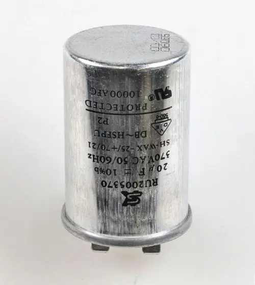 Aluminium-Kondensator mit zwei Anschlussfüßen, markiert mit der Aufschrift „Remko“, verschiedene technische Informationen auf der Oberfläche.