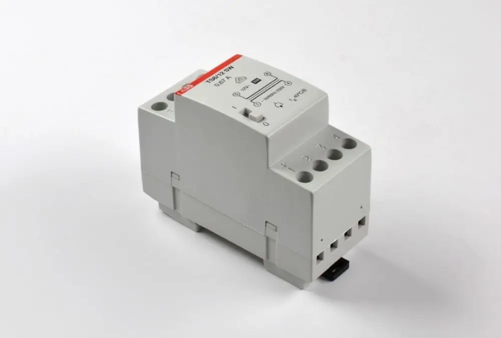 Kompakter Transformator von Remko, ausgestattet mit Anschlussklemmen und integrierter Sammelstörmeldung für elektrische Systeme.