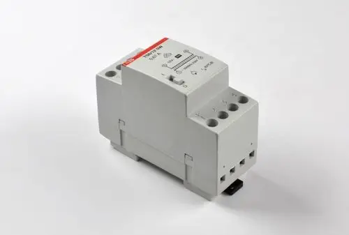 Kompakter Transformator von Remko, ausgestattet mit Anschlussklemmen und integrierter Sammelstörmeldung für elektrische Systeme.