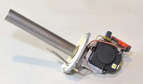 Erdgasbrenner von Remko mit einem langen Metallrohr, eingeschnalltem Zuleitungssystem und einem robusten Gehäuse. Das Produkt ist funktional und industriell gestaltet.