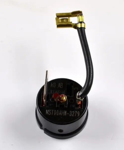 Klixon-Temperatursicherung mit einem Anschluss auf der Unterseite und einem Kabel mit Steckverbindung, hergestellt von Remko, für den Einsatz in Kompressoren oder Entfeuchtern.