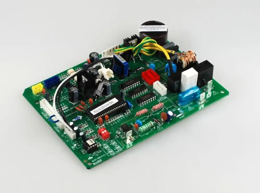 Grüne Steuerplatine mit verschiedenen elektronischen Bauteilen, darunter Widerstände, Kondensatoren und Relais. Hersteller ist Remko.