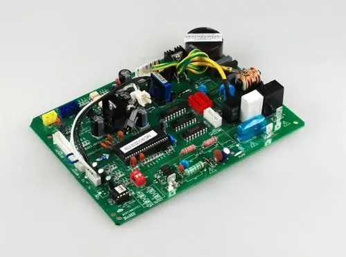 Grüne Steuerplatine mit verschiedenen elektronischen Bauteilen, darunter Widerstände, Kondensatoren und Relais. Hersteller ist Remko.