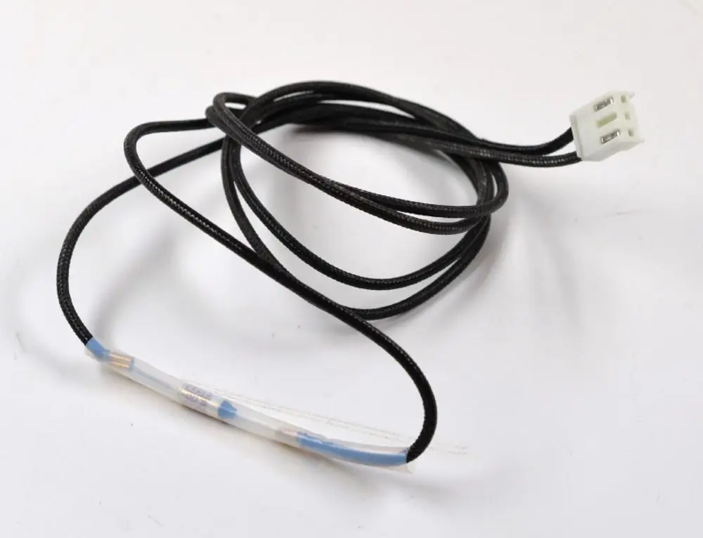 Schwarzes Kabel mit einem weißen Steckverbinder und einer Sicherung, möglicherweise von der Marke Remko.