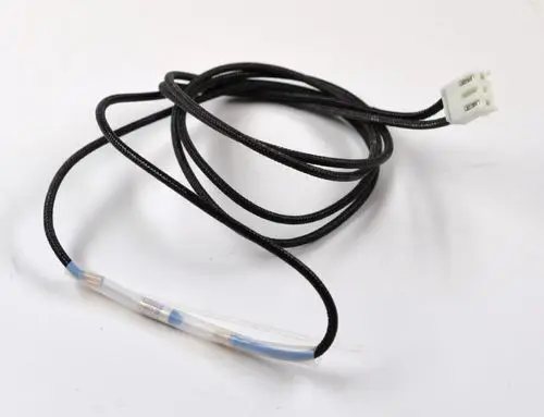 Schwarzes Kabel mit einem weißen Steckverbinder und einer Sicherung, möglicherweise von der Marke Remko.