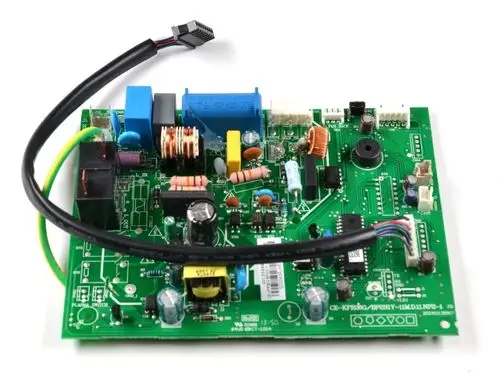 Steuerplatine von Remko mit verschiedenen elektronischen Bauteilen, darunter Widerstände, Kondensatoren und Steckeranschlüsse auf einer grünen Leiterplatte.