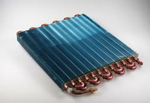 Kühlkörper von Remko, bestehend aus blauen Lamellen und Kupferrohren, für thermische Anwendungen. Das Design ermöglicht effiziente Wärmeübertragung.