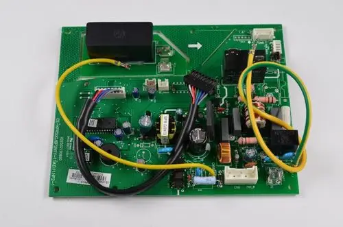 Grüne Steuerplatine mit verschiedenen elektronischen Bauteilen und Kabelanschlüssen, hergestellt von Remko. Funktionen und Verbindungen klar erkennbar.