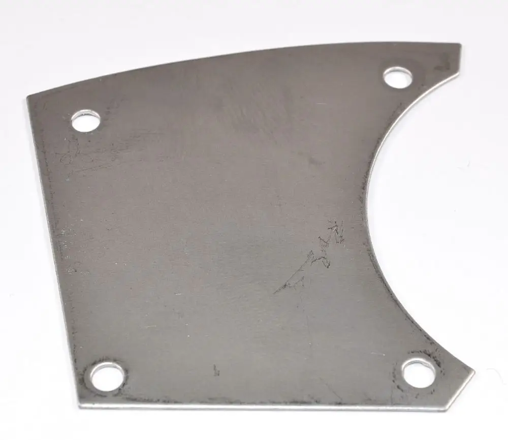 Metallplatte mit abgerundetem Schnitt und vier Bohrungen, eventuell verwendbar in sicherheitstechnischen Anwendungen, hergestellt von Remko.