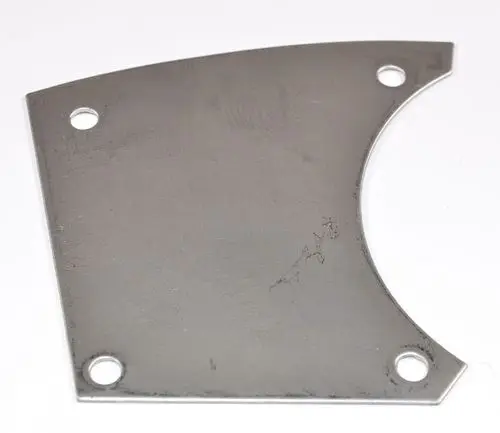Metallplatte mit abgerundetem Schnitt und vier Bohrungen, eventuell verwendbar in sicherheitstechnischen Anwendungen, hergestellt von Remko.