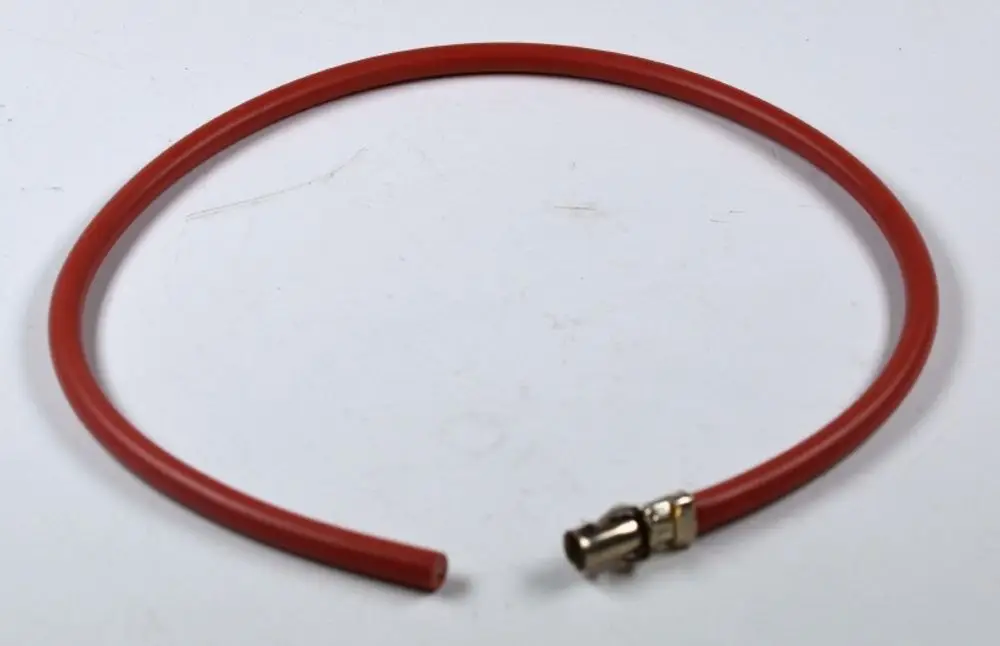 Rotes Zündkabel mit einem Metallanschluss an einem Ende. Das Kabel scheint für den Einsatz in Geräten von Remko konzipiert zu sein.