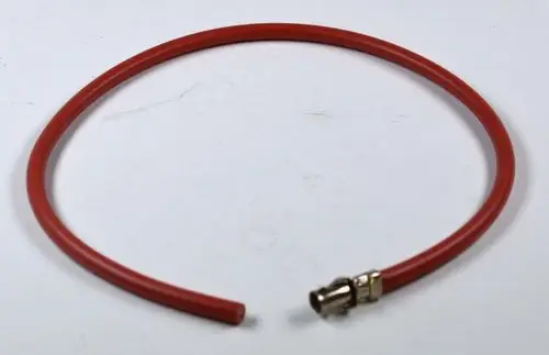 Rotes Zündkabel mit einem Metallanschluss an einem Ende. Das Kabel scheint für den Einsatz in Geräten von Remko konzipiert zu sein.