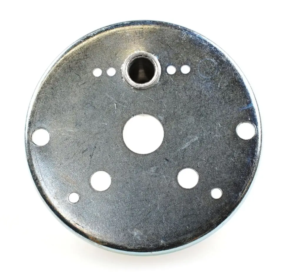Montageplatte von Remko mit mehreren Bohrungen und einer zentralen Öffnung. Die Oberfläche ist metallich und weist eine zylindrische Form auf.