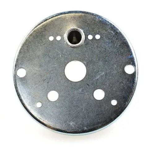 Montageplatte von Remko mit mehreren Bohrungen und einer zentralen Öffnung. Die Oberfläche ist metallich und weist eine zylindrische Form auf.