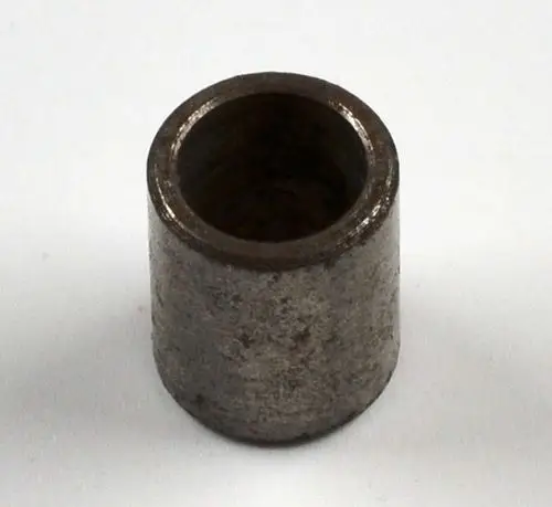 Remko Distanzhülse in zylindrischer Form mit zwei offenen Enden, aus Metall, mit deutlichen Gebrauchsspuren und sichtbarer Innenseite.