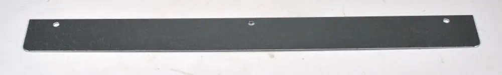 Metallstreifen mit zwei Bohrlöchern, geeignet für Montagen. Produkt von Remko, verwendet zur Befestigung oder als Anschlagschiene in unterschiedlichen Anwendungen.