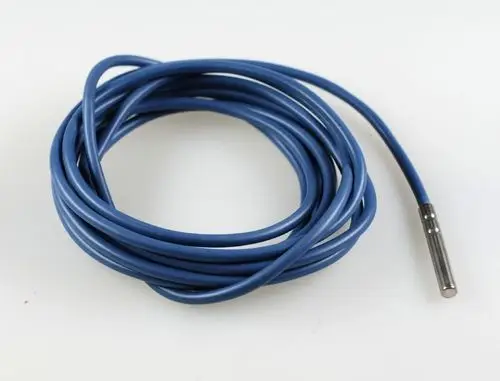 Blauer Sensor mit geschütztem Kabel und Metallspitze, hergestellt von Remko, geeignet für Anwendungen zur Temperaturüberwachung in Kälteanlagen.