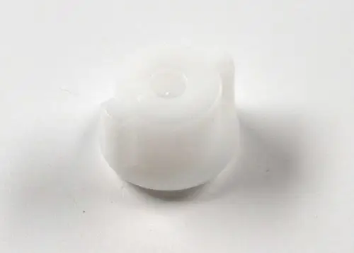 Weiße Pumpenkupplung von Remko, zylindrische Form mit mittigem Muldenbereich und einem seitlichen Abschnitt. Klarheit im Design ohne zusätzliche Markierungen.