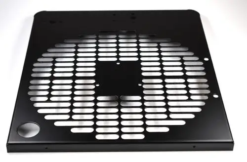 Schwarze Metallrückwand mit perforiertem Muster, wahrscheinlich von Remko, zur Montage oder als Abdeckung für technische Geräte oder Gehäuse.
