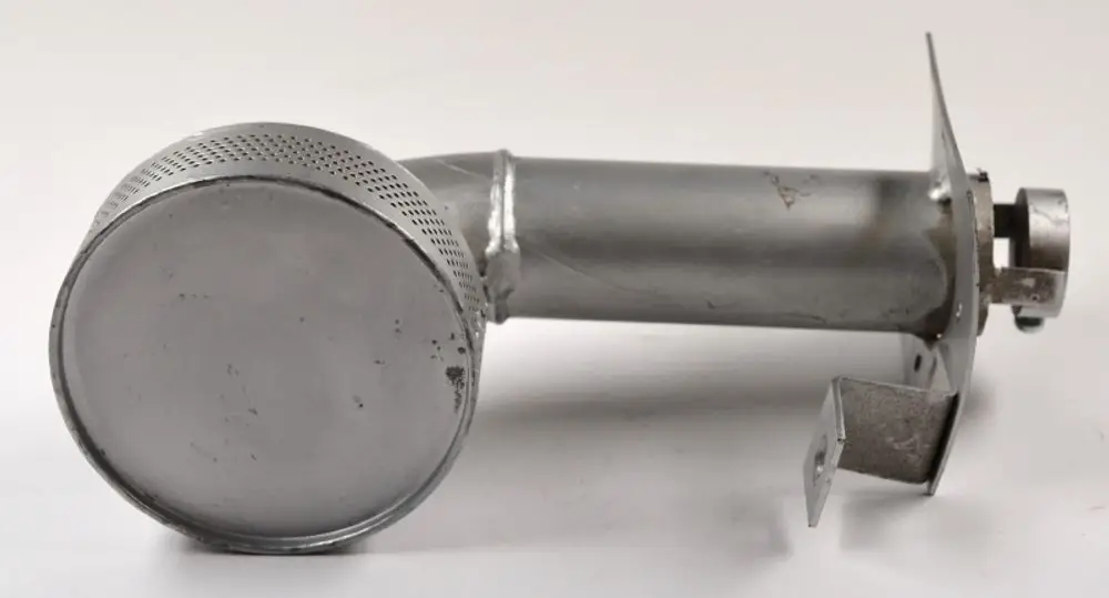Gasbrenner von Remko mit länglichem Metallgehäuse und runder Brennfläche, das an einer Halterung befestigt ist.