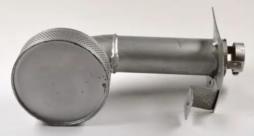 Gasbrenner von Remko mit länglichem Metallgehäuse und runder Brennfläche, das an einer Halterung befestigt ist.