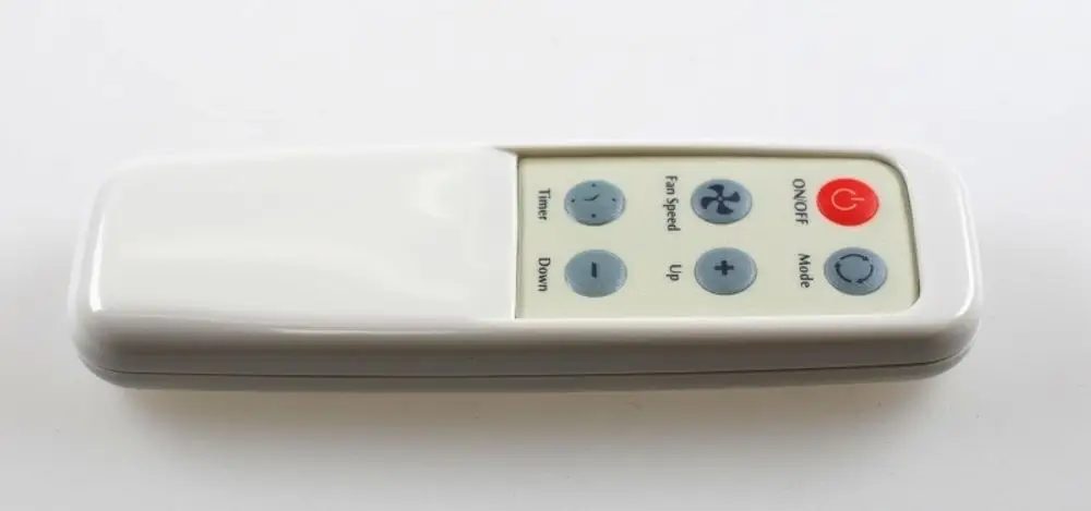 Fernbedienung von Remko, in Weiß, mit Tasten für An/Aus, Timer, Ventilatorgeschwindigkeit, sowie Auf- und Ab-Tasten auf einem flachen Bedienfeld.