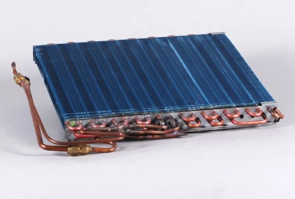 Lamellenverdampfer mit blauer Oberfläche und Kupferrohren, hergestellt von Remko, zur Verwendung in Klimaanlagen oder Kühlsystemen.