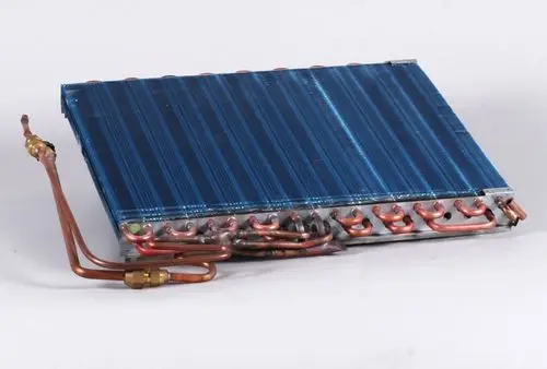 Lamellenverdampfer mit blauer Oberfläche und Kupferrohren, hergestellt von Remko, zur Verwendung in Klimaanlagen oder Kühlsystemen.