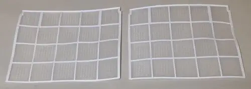 Zwei weiße Luftfilter mit quadratischen Maschenstrukturen, geeignet für Remko-Geräte, auf einem grauen Untergrund abgebildet.
