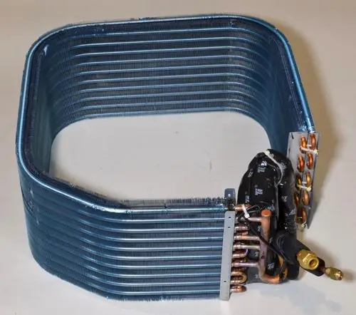 Verdampfer von Remko mit Aluminiumrippen und verknüpften Kupferrohren, geeignet für den Einsatz in Kühlsystemen.